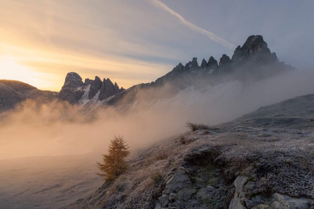 Frostiger Sonnenaufgang in den Bergen